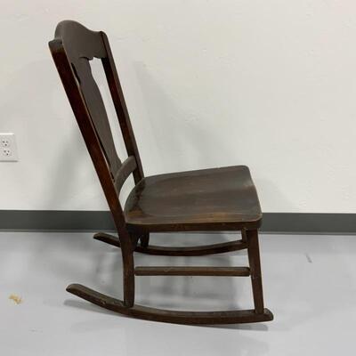 .138. ANTIQUE | Motherâ€™s Rocking Chair 
