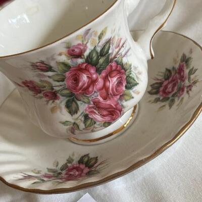 Lot 164 - Vintage teacup and napkin holder