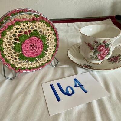 Lot 164 - Vintage teacup and napkin holder