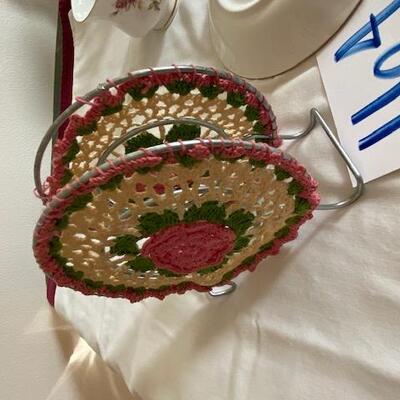 Lot 164 - Vintage teacup and napkin holder
