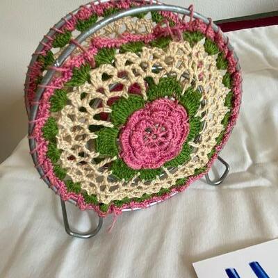 Lot 164 - Vintage teacup and napkin holder