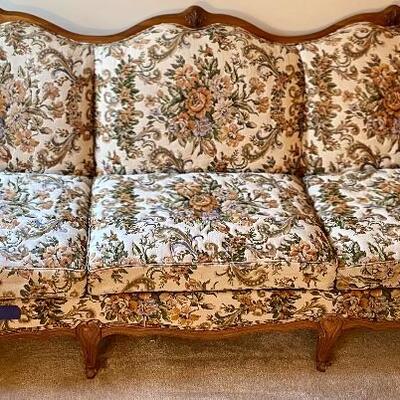 Lot 37:Beautiful BROYHILL Floral Couch