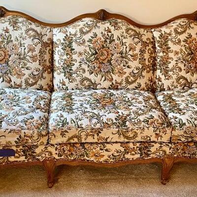 Lot 37:Beautiful BROYHILL Floral Couch