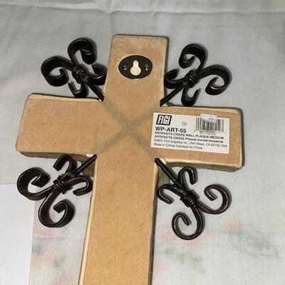 Lot 167 - Cross Decor