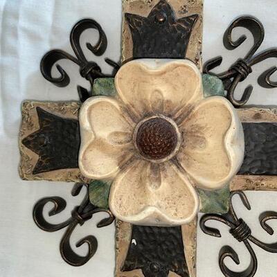 Lot 167 - Cross Decor