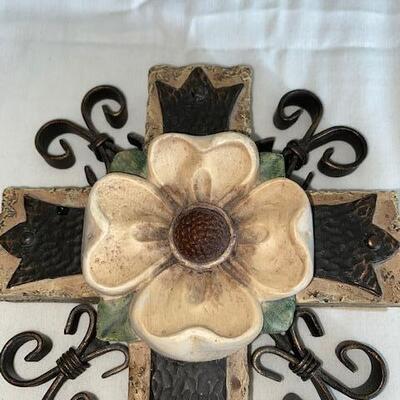 Lot 167 - Cross Decor