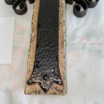 Lot 167 - Cross Decor