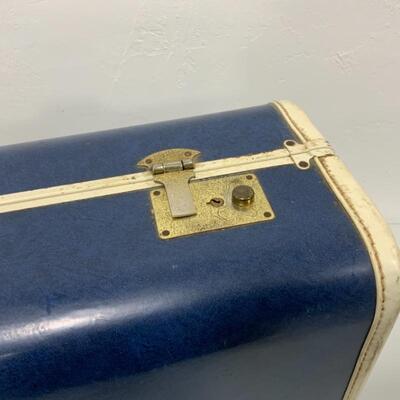 .151. VINTAGE | Pennyâ€™s Towncraft Luggage Piece
