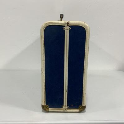.151. VINTAGE | Pennyâ€™s Towncraft Luggage Piece