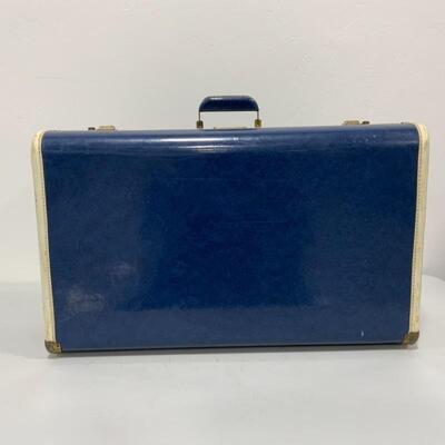 .151. VINTAGE | Pennyâ€™s Towncraft Luggage Piece