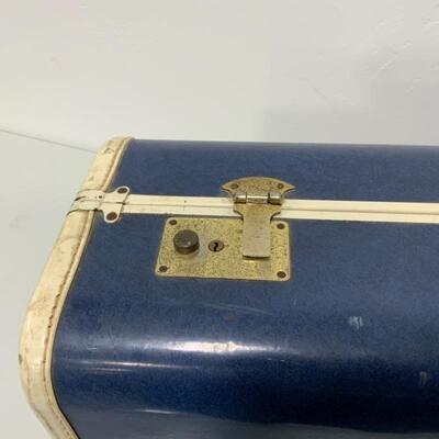 .151. VINTAGE | Pennyâ€™s Towncraft Luggage Piece