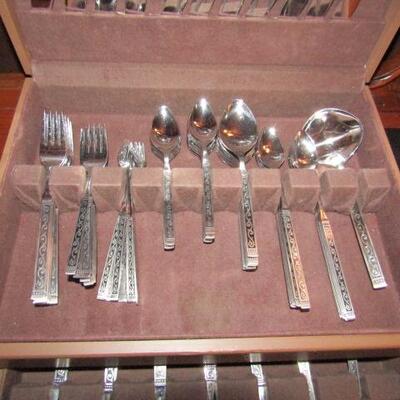 LOT 105  SET OF FLATWARE IN CHEST