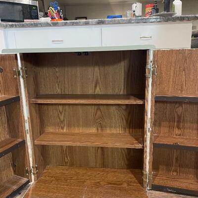 Small cabinet with magnetic closure 