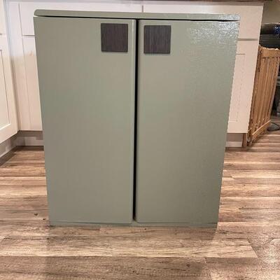 Small cabinet with magnetic closure 