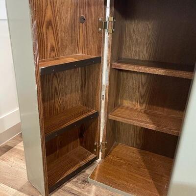 Small cabinet with magnetic closure 