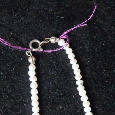 Small vintage pearl necklace 