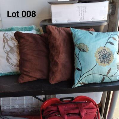 Lot 008  Lot of 4 Throw Pillows