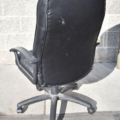 Black Rolling Office Chair. Needs Cleaning