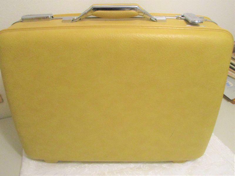 #4 Vintage American Tourister Suitcase | EstateSales.org