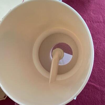 Lot 216 - The Pampered Chef Sifter