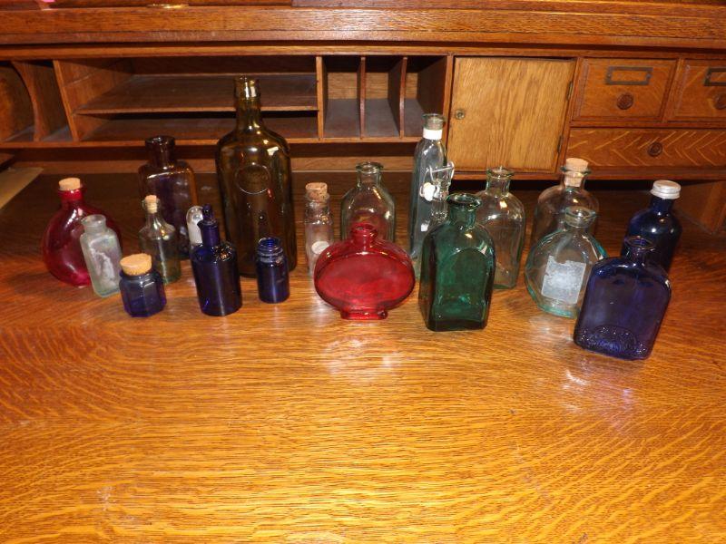 LOT 379 BOTTLES OF DIFFERENT SHAPES AND COLORS 2 | EstateSales.org