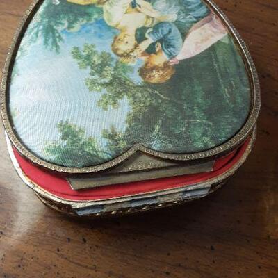 jewelry/music box-non functioning