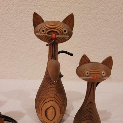 Lot 3: (4) Vintage Mid Century Wood Cat Family 