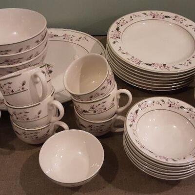 33 Piece Set of Dishes 