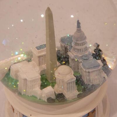 Lot 52: Vintage National's Capitol Snow globe