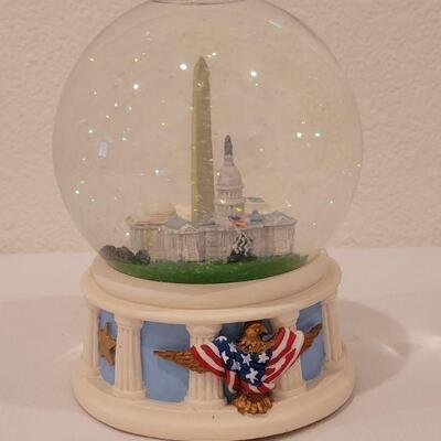 Lot 52: Vintage National's Capitol Snow globe