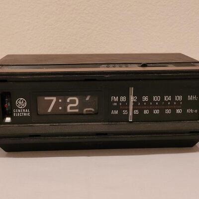 Lot 70: Vintage GE Flip Clock Radio