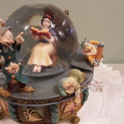 Vintage Snow White Musical Snow Globe 