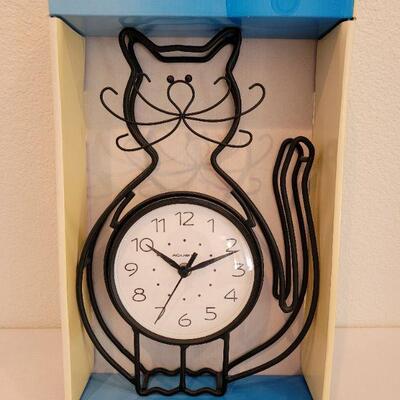 Lot 90: NEW AcuRite Cat Clock
