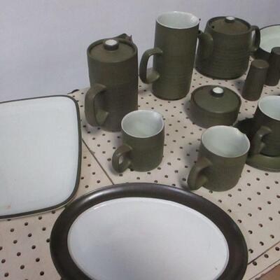 Lot 240 - 25 Piece Denby England Camelot Chevron Stoneware 