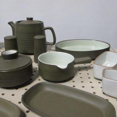 Lot 240 - 25 Piece Denby England Camelot Chevron Stoneware 