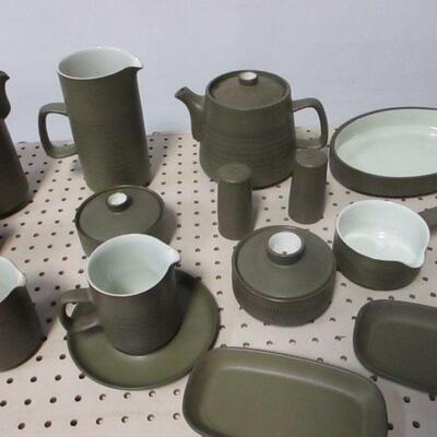 Lot 240 - 25 Piece Denby England Camelot Chevron Stoneware 