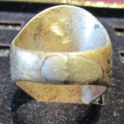 LOT 28  MEN'S STERLING RING WITH AN OVAL STONE