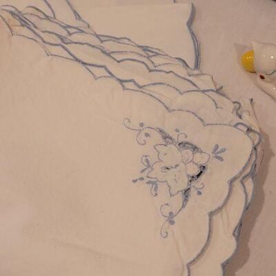 Lot 109: Tablecloth, Napkins, Placemats & Napkin Rings