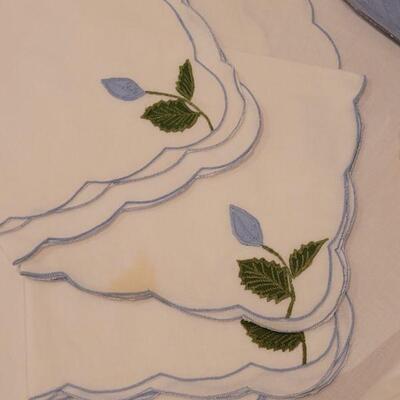 Lot 109: Tablecloth, Napkins, Placemats & Napkin Rings