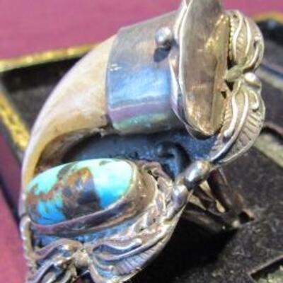 LOT 30  MEN'S STERLING, TURQUOISE & CLAW RING