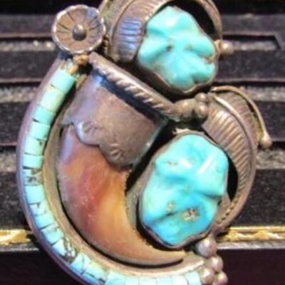 LOT 32  MEN'S TURQUOISE & CLAW SET IN STERLING