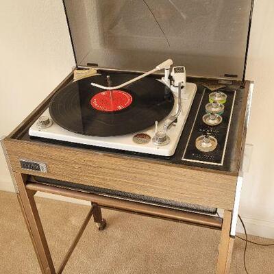 Lot 123: Vintage ZENITH Record Player MID CENTURY MODER 