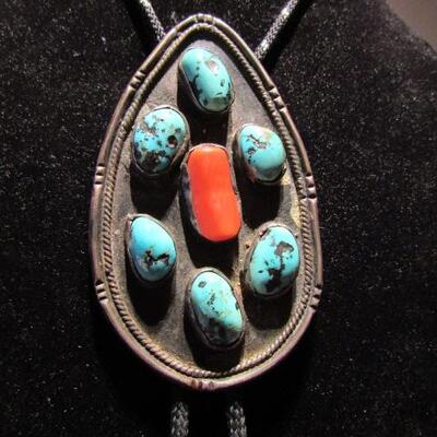 LOT 38  NATIVE AMERICAN TURQUOISE & STERLING BOLO TIE