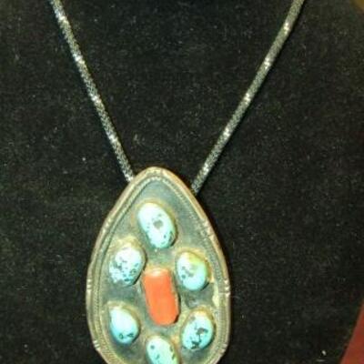 LOT 38  NATIVE AMERICAN TURQUOISE & STERLING BOLO TIE