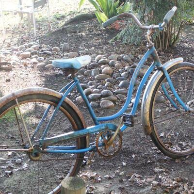 Lot 1 Vintage 62' Schwinn Hollywood Ladies Cruiser Bike