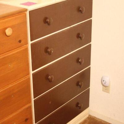 Lot 100 5 Drawer Painted Dresser (have knob) 43x15.5x15