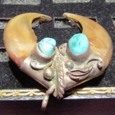 LOT 41  NATIVE AMERICAN TURQUOISE & CLAW PENDANT