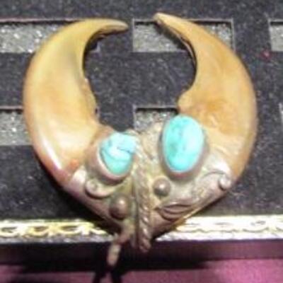 LOT 41  NATIVE AMERICAN TURQUOISE & CLAW PENDANT