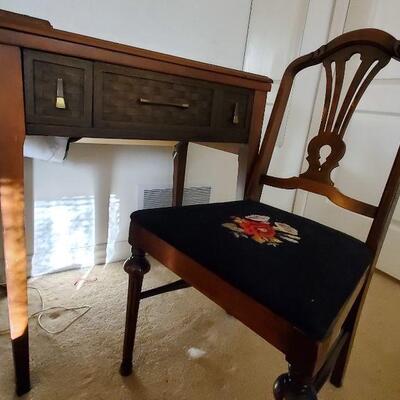 Lot 48: Singer Sewing Machine and Vintage chair 