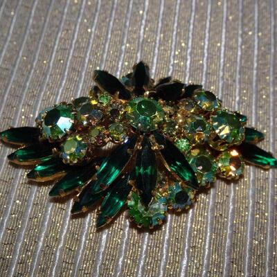 Emerald Green Gold Tone Rhinestone Cluster Brooch 